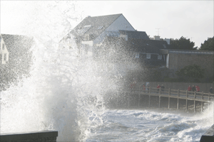 vagues sur la corniche concarneau